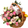 Корзина «Дыхание праздника» с цветами, фруктами и Raffaello